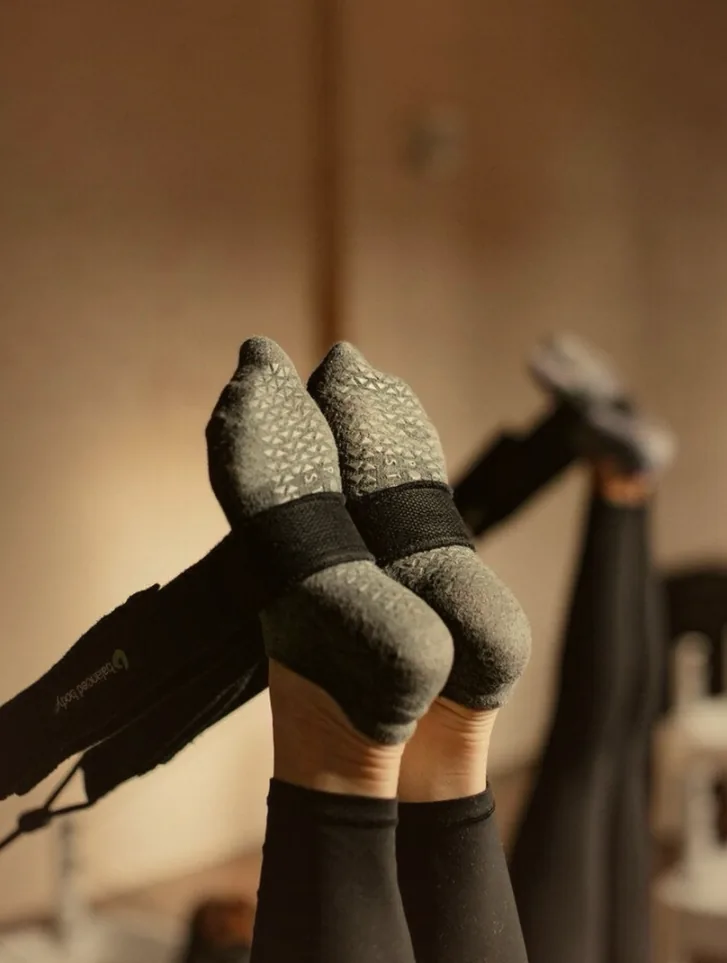 Pies en las cintas del reformer